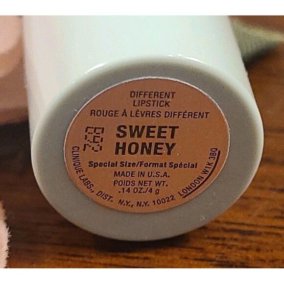 TIP DAMAGE CLINIQUE Different Lipstick SWEET HONEY Green Tube NOS .14 oz / 4 g - Picture 2 of 5